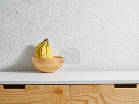 Téléchargez les photos : Style de cuisine banane jaune, style table en bois. - en image libre de droit