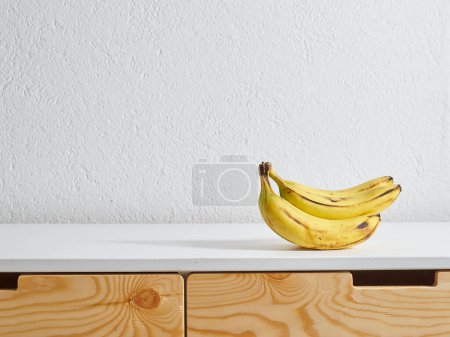Foto de Estilo de cocina de plátano amarillo, estilo de mesa de madera. - Imagen libre de derechos
