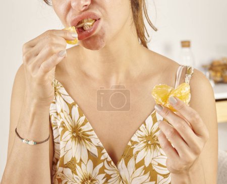 Foto de Mujer comiendo mandarina, primer plano, mano y boca. - Imagen libre de derechos