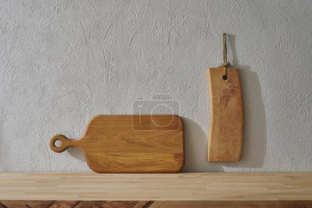 Foto de Tabla de cortar de madera en la mesa, utensilios de cocina, jarrón de fondo de pared decorativo gris planta. - Imagen libre de derechos