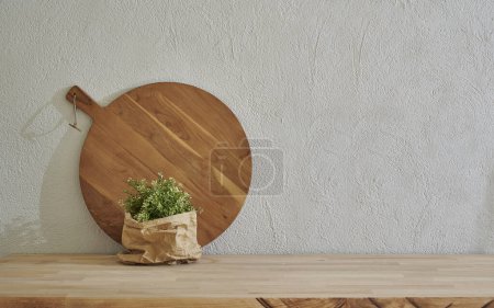 Téléchargez les photos : Planche à découper en bois sur la table, ustensiles de cuisine, vase de fond mural décoratif gris végétal. - en image libre de droit