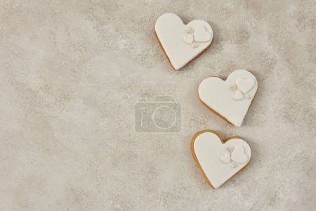 Foto de Corazón cookies compromiso boda organización en la mesa estilo arriba ver. - Imagen libre de derechos