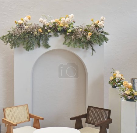 Téléchargez les photos : Engagement organisation décoration style intérieur, salle de table de chaise et fleurs modernes détail. - en image libre de droit