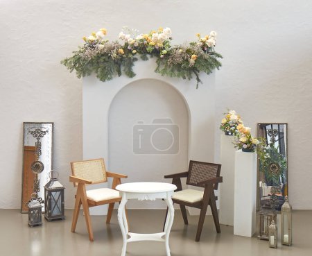 Téléchargez les photos : Engagement organisation décoration style intérieur, salle de table de chaise et fleurs modernes détail. - en image libre de droit