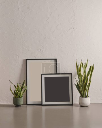 Téléchargez les photos : Fond et plancher de mur en pierre grise, vase de plante verte, bureau, ordinateur portable et cadre. - en image libre de droit