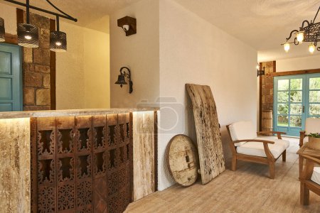 Téléchargez les photos : Accueil de l'hôtel intérieur authentique, décoration en bois, hall. - en image libre de droit