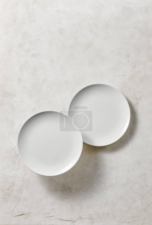 Foto de Placa blanca vacía, estilo decorativo de fondo texturizado con servilleta. Vista arriba. - Imagen libre de derechos