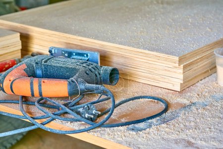 Foto de Calefacción herramienta de pistola secadora industrial, láminas de madera contrachapada y serrín - Imagen libre de derechos