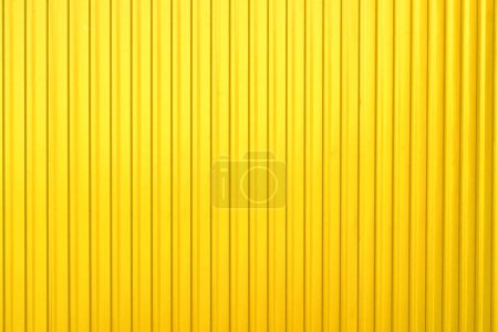 Téléchargez les photos : Profilé en tôle d'or jaune métallique comme clôture, garde, design - en image libre de droit