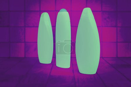 Foto de Frascos de plástico verde brillante para detergentes magenta rosa fondo cuadrados - Imagen libre de derechos