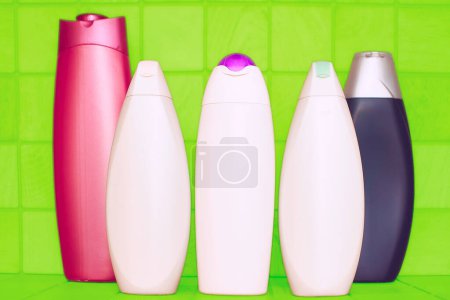 Foto de Frascos de plástico para detergentes cuadrados de fondo verde - Imagen libre de derechos