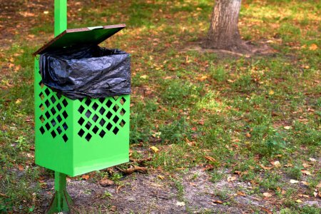 Téléchargez les photos : Corbeille poubelle pour excréments d'animaux dans un parc municipal - en image libre de droit