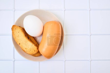 Simple delicioso desayuno. Embutidos, huevos y pan tostado                               
