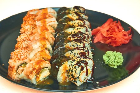 Frisches köstliches Sushi-Set mit rotem Fisch nach Hause ins Büro geliefert                               
