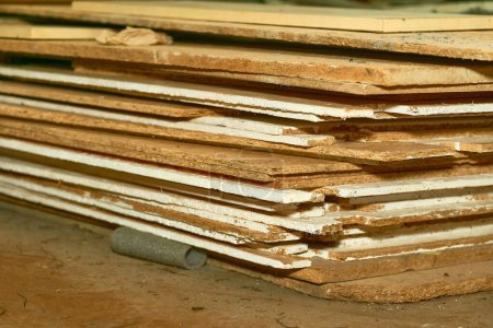 Platten aus altem Sperrholz, Bretter, Reihenweise gestapeltes Holz, Zimmerei, Lager                               