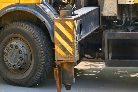 Téléchargez les photos : Butées de support latérales pour machine de levage, grue de camion - en image libre de droit