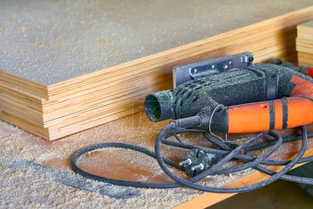 Foto de Calefacción herramienta de pistola secadora industrial, láminas de madera contrachapada y serrín - Imagen libre de derechos