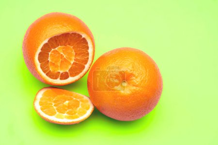 Saftige Orangenscheiben auf grünem Grund. Bereit zum Essen, Trinken und Kochen                               