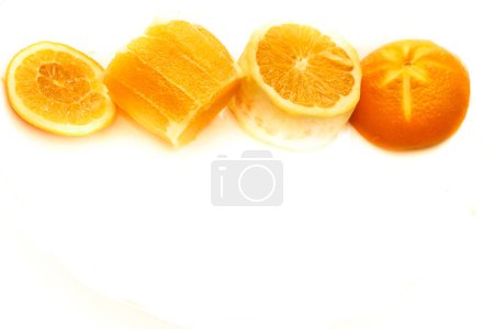 Saftig geschnittene Orangen. Bereit zum Essen, Trinken und Kochen                               