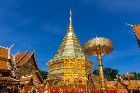 Foto de Phra That Doi Suthep Temple es un templo budista en Chiang Mai, Tailandia. Es una atracción turística religiosa de Chiang Mai - Imagen libre de derechos