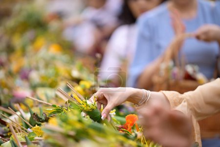 Les gens adorant et offrant des fleurs ont assisté à une cérémonie pour adorer la colonne de la ville (Festival Inthakin) au temple Chedi Luang à Chiang Mai, Thaïlande