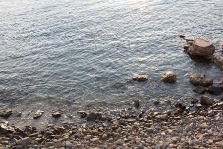 Foto de Pequeñas piedras en la orilla de la playa - Imagen libre de derechos