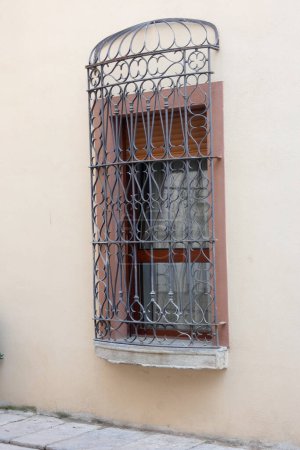 Téléchargez les photos : Fenêtres d'un bâtiment en été - en image libre de droit