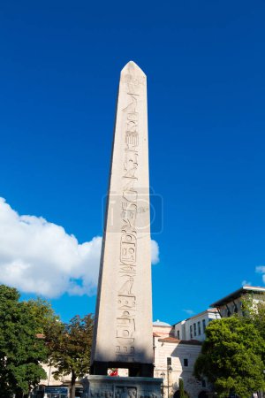 Foto de Antiguo obelisco egipcio de Teodosio Dikilitas u obelisco egipcio del faraón Thutmosis III, Hipódromo, ubicado en la Plaza Sultanahmet, Estambul, Turquía. Aislado sobre fondo blanco - Imagen libre de derechos
