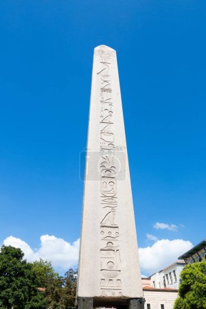 Foto de Antiguo obelisco egipcio de Teodosio Dikilitas u obelisco egipcio del faraón Thutmosis III, Hipódromo, ubicado en la Plaza Sultanahmet, Estambul, Turquía. Aislado sobre fondo blanco - Imagen libre de derechos