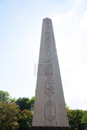 Foto de Antiguo obelisco egipcio de Teodosio (Dikilitas) u obelisco egipcio del faraón Thutmosis III, Hipódromo, ubicado en la Plaza Sultanahmet, Estambul, Turquía. Aislado sobre fondo blanco - Imagen libre de derechos