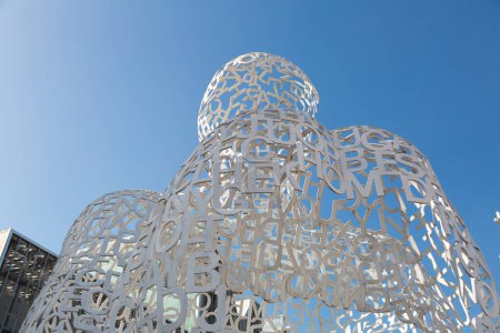 Instalación de arte moderno del artista español jaume plensa expuesta bajo el cielo azul en zarjalá