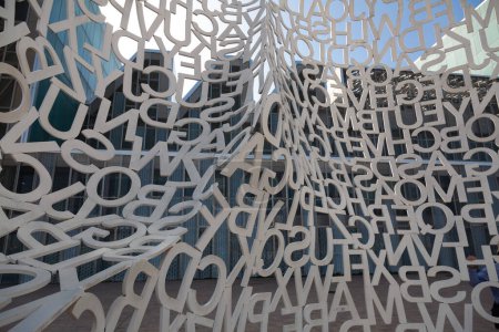 Instalación de arte moderno del artista español jaume plensa expuesta bajo el cielo azul en zarjalá