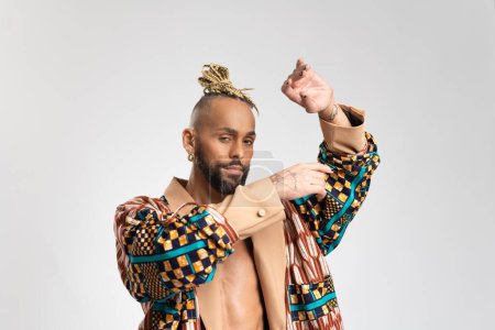 Porträt Trendy black latin gay man in fashion clothes dancing isolated on white background studio portrait People lifestyle fashion lgbtq concept