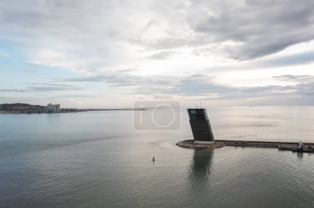 Torre VTS de Lisboa - VTS Schiffsverkehrssystem Turm Zentrum für die Koordination und Kontrolle des Seeverkehrs und der Sicherheit von Lissabon. Luftaufnahme