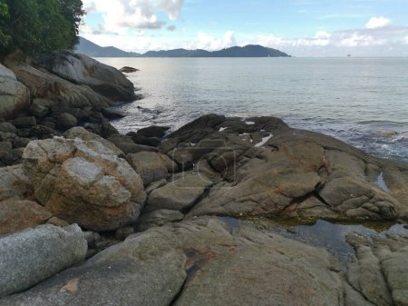 Foto de Un montón de enormes rocas que se encuentran a lo largo de la costa - Imagen libre de derechos
