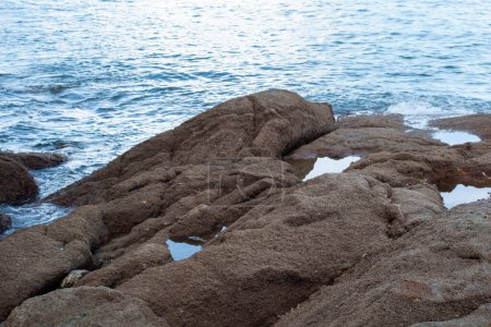 Foto de Imagen infrarroja de las rocas encontradas a lo largo de la playa - Imagen libre de derechos