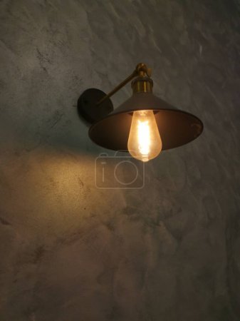 Foto de Lámpara de pared única que ilumina el espacio. - Imagen libre de derechos