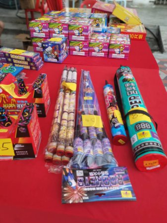 Téléchargez les photos : Perak,Malaysia. January 8, 2023:Variety of different types firecrackers with discounts for the coming Chinese New Year celebration on display and sale at Kg Koh Backstreet Stalls. - en image libre de droit