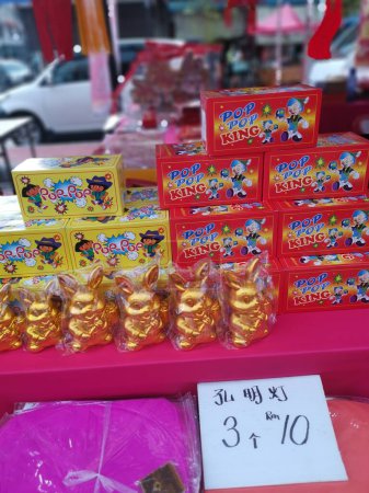 Téléchargez les photos : Perak,Malaysia. January 8, 2023:Variety of different types firecrackers with discounts for the coming Chinese New Year celebration on display and sale at Kg Koh Backstreet Stalls. - en image libre de droit