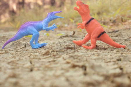Téléchargez les photos : Image infrarouge des jouets de dinosaures illustrant le vagabondage autour de la terre séchée. - en image libre de droit