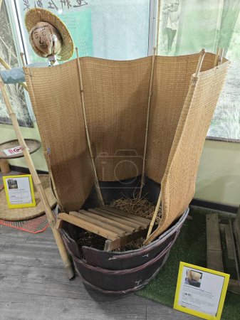 Foto de Perak, Malasia. 19 de julio de 2023: Se exhibieron en la galería de la fábrica de Sechinchan Paddy Gallery, Selangor, colecciones de objetos o equipos de antic utilizados en la plantación de arroz hasta la temporada de cosecha.. - Imagen libre de derechos