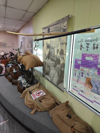 Foto de Perak, Malasia. 19 de julio de 2023: Se exhibieron en la galería de la fábrica de Sechinchan Paddy Gallery, Selangor, colecciones de objetos o equipos de antic utilizados en la plantación de arroz hasta la temporada de cosecha.. - Imagen libre de derechos