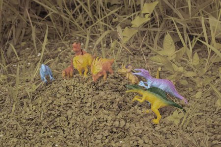 Téléchargez les photos : Image infrarouge du dinosaure joue la prairie buissonnante - en image libre de droit