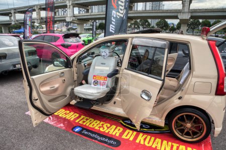 Foto de Kuala Lumpur, Malasia - 02 de diciembre de 2023: Exposición popular de automóviles y bicicletas clásicos en el Retro Havoc Festival 2023, Unlimited Edition, Sg Besi. - Imagen libre de derechos