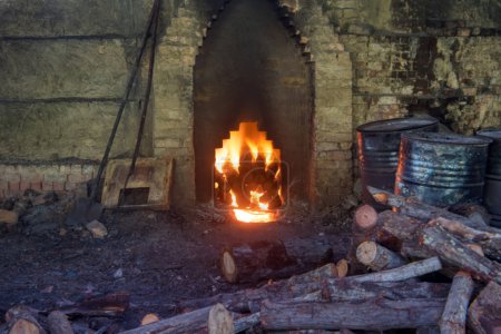 escena interior del cobertizo de fábrica en forma de iglú o horno.