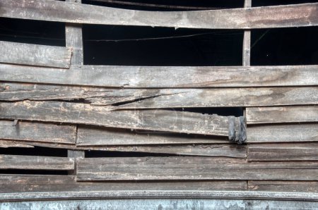 Szene aus Mangrovenstämmen vor dem Schuppen der Holzkohlefabrik. 