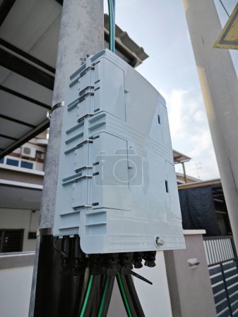 Szene der Unifi USW Flex Utility Box im Freien am Straßenmast.