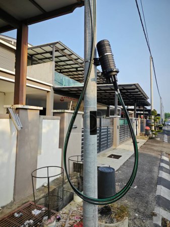 caja de refuerzo de potencia cilíndrica negra al aire libre por el poste de la calle.