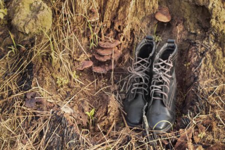 Infrarotbild alter weggeworfener Lederstiefel auf wilder Wiese gefunden.