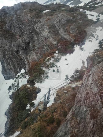 Escena ambiental alrededor de la nieve en la cima de Jade Dragon Snow Mountain cerca de Lijiang.